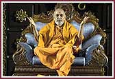 Swamishri blesses the assembly 