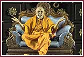 Swamishri blesses the assembly