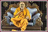 Swamishri blesses the assembly 