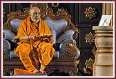 Swamishri performs aarti