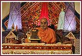 Swamishri doing the mala during his morning pooja orlandojune29005-f.jpg