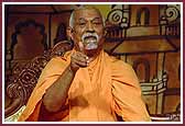 Pujya Doctor Swami addresses the assembly 	