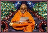 Swamishri writes a letter to a devotee 