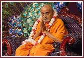 Pujya Doctor Swami presents a garland to Swamishri 