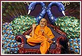 Swamishri blesses the assembly 
