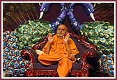 Swamishri blesses the assembly 