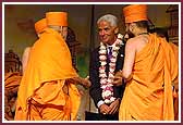 Swamishri meets with Attorney General Charlie Crist 