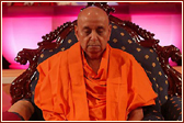  Swamishri performing dhyan in pooja