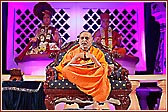  Swamishri addressing the evening assembly