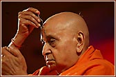  Swamishri doing tilak chandlo