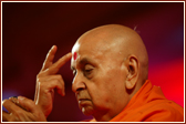 Swamishri doing tilak chandlo 