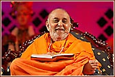  Swamishri addressing the evening assembly