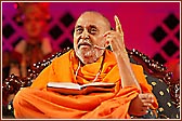  Swamishri addressing the evening assembly
