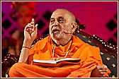  Swamishri addressing the evening assembly