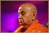  Swamishri performing dhyan in pooja