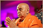 Swamishri folds his hands while thal is being offered