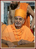 Pramukh Swami Maharaj in Ahmedabad, 16 April 2010 