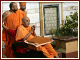 Pramukh Swami Maharaj in Ahmedabad, 16 April 2010 
