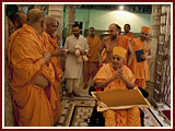 Pramukh Swami Maharaj in Ahmedabad, 16 April 2010 