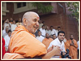 Pramukh Swami Maharaj in Ahmedabad, 19 April 2010 