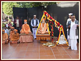 Pramukh Swami Maharaj in Ahmedabad, 19 April 2010 