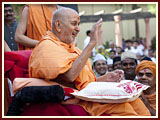 Pramukh Swami Maharaj in Ahmedabad, 19 April 2010 