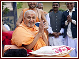 Pramukh Swami Maharaj in Ahmedabad, 19 April 2010 
