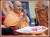 Pramukh Swami Maharaj in Ahmedabad, 19 April 2010 