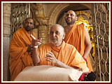 Pramukh Swami Maharaj in Ahmedabad, 24 April 2010 
