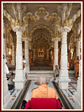 Pramukh Swami Maharaj in Ahmedabad, 24 April 2010 