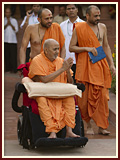 Pramukh Swami Maharaj in Ahmedabad, 24 April 2010 