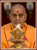 Pramukh Swami Maharaj in Ahmedabad, 24 April 2010 