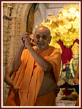 Pramukh Swami Maharaj in Ahmedabad, 25 April 2010 