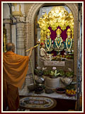 Pramukh Swami Maharaj in Ahmedabad, 25 April 2010 
