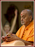 Pramukh Swami Maharaj in Ahmedabad, 25 April 2010 