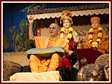 Pramukh Swami Maharaj in Ahmedabad, 25 April 2010 