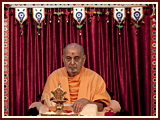 Pramukh Swami Maharaj in Ahmedabad, 25 April 2010 