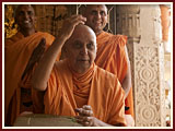 Pramukh Swami Maharaj in Ahmedabad, 27 April 2010 