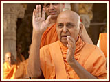 Pramukh Swami Maharaj in Ahmedabad, 27 April 2010 