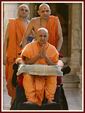 Pramukh Swami Maharaj in Ahmedabad, 27 April 2010 