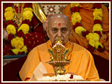 Pramukh Swami Maharaj in Ahmedabad, 27 April 2010 