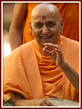 Pramukh Swami Maharaj in Ahmedabad, 27 April 2010 