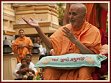 Pramukh Swami Maharaj in Ahmedabad, 22 April 2010 