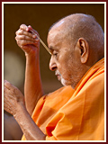 Pramukh Swami Maharaj in Ahmedabad, 22 April 2010 