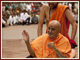 Pramukh Swami Maharaj in Ahmedabad, 22 April 2010 