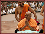 Pramukh Swami Maharaj in Ahmedabad, 22 April 2010 