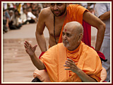 Pramukh Swami Maharaj in Ahmedabad, 22 April 2010 