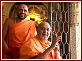 Pramukh Swami Maharaj in Ahmedabad, 21 April 2010 