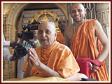 Pramukh Swami Maharaj in Ahmedabad, 6 May 2010 