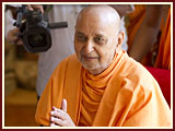 Pramukh Swami Maharaj in Ahmedabad, 6 May 2010 